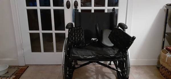 never-used-brand-new-wheel-chair-extremely-nice-big-1