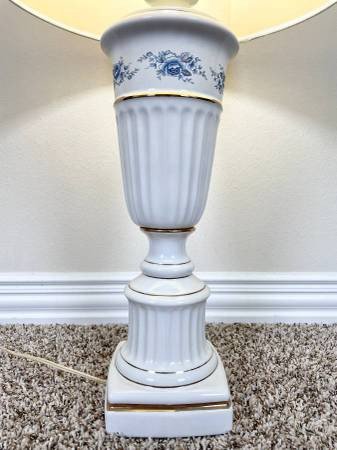 tall-vintage-porcelain-lamp-big-3