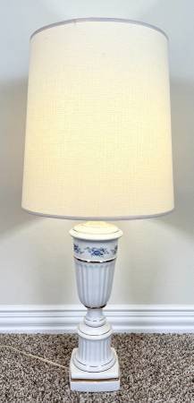 tall-vintage-porcelain-lamp-big-2