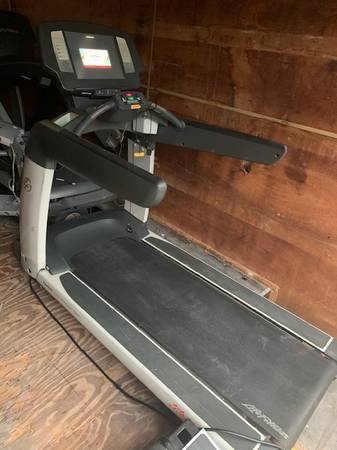 treadmill-15-touchscreen-life-fitness-95t-big-1