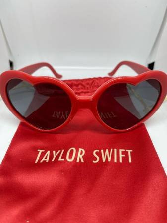 taylor-swift-official-red-heart-sunglasses-new-sealed-sold-out-big-0